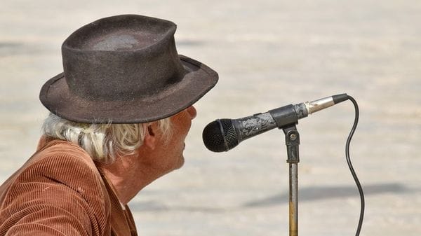 L'IA può capire dalla nostra voce quanto stiamo invecchiando 