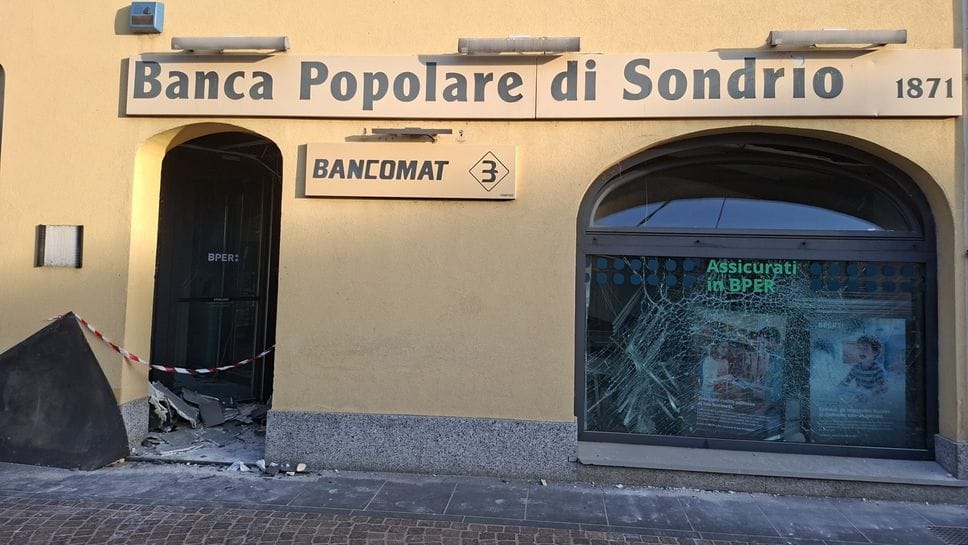 Boato nella notte a Mozzanica, fatto esplodere un bancomat nel centro del paese - Foto