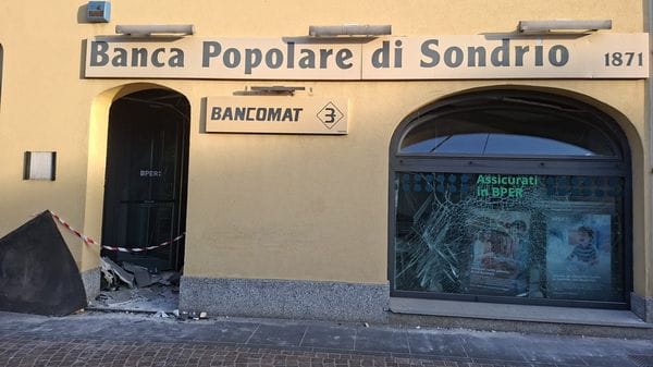 Boato nella notte a Mozzanica, fatto esplodere un bancomat nel centro del paese - Foto