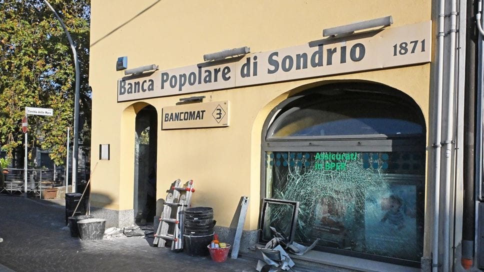 Boato nella notte a Mozzanica, paura tra i residenti per l’assalto al bancomat. Un ladro gridava: «Veloci, andiamo, veloci!»