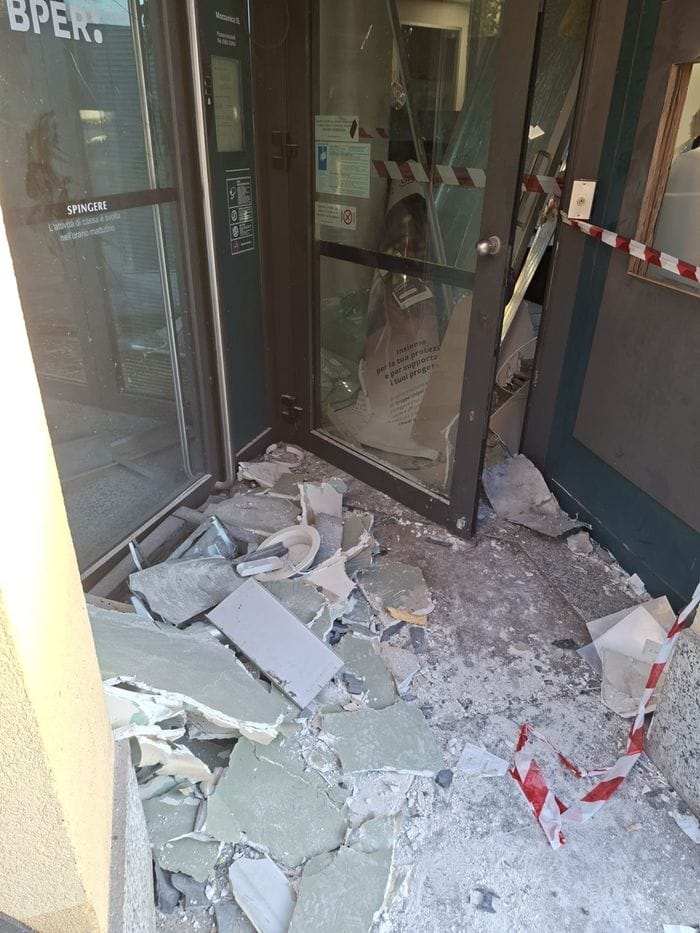 Boato nella notte a Mozzanica, paura tra i residenti per l’assalto al bancomat. Un ladro gridava: «Veloci, andiamo, veloci!»