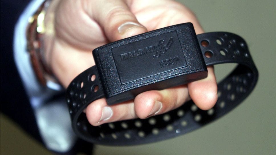 Minaccia i nonni per soldi, un altro aggredisce madre e sorelle: codice rosso per due giovani a Calcinate