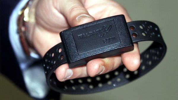 Minaccia i nonni per soldi, un altro aggredisce madre e sorelle: codice rosso per due giovani a Calcinate