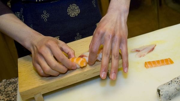 Undici dipendenti in una casa senza luce, 35enne titolare di un sushi a Treviglio a processo per caporalato