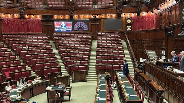 Parlamento umiliato dalle assenze