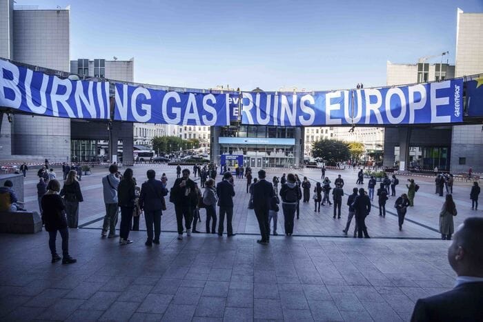 Striscione Greenpeace su Europarlamento, 'bruciare gas rovina Europa'