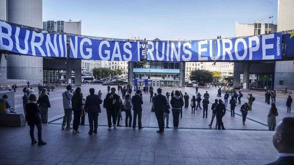 Striscione Greenpeace su Europarlamento, 'bruciare gas rovina Europa'