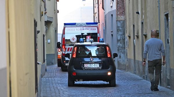 Treviglio, cade dalla scala mentre ristruttura un appartamento: grave artigiano