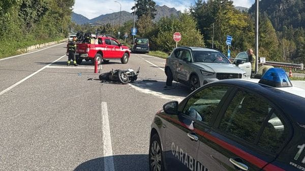 Auto svolta a sinistra e urta una moto: ferito motociclista a Fino del Monte