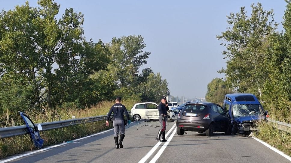 Caravaggio, schianto tra un furgone e due auto: muore 62enne. Rivoltana chiusa