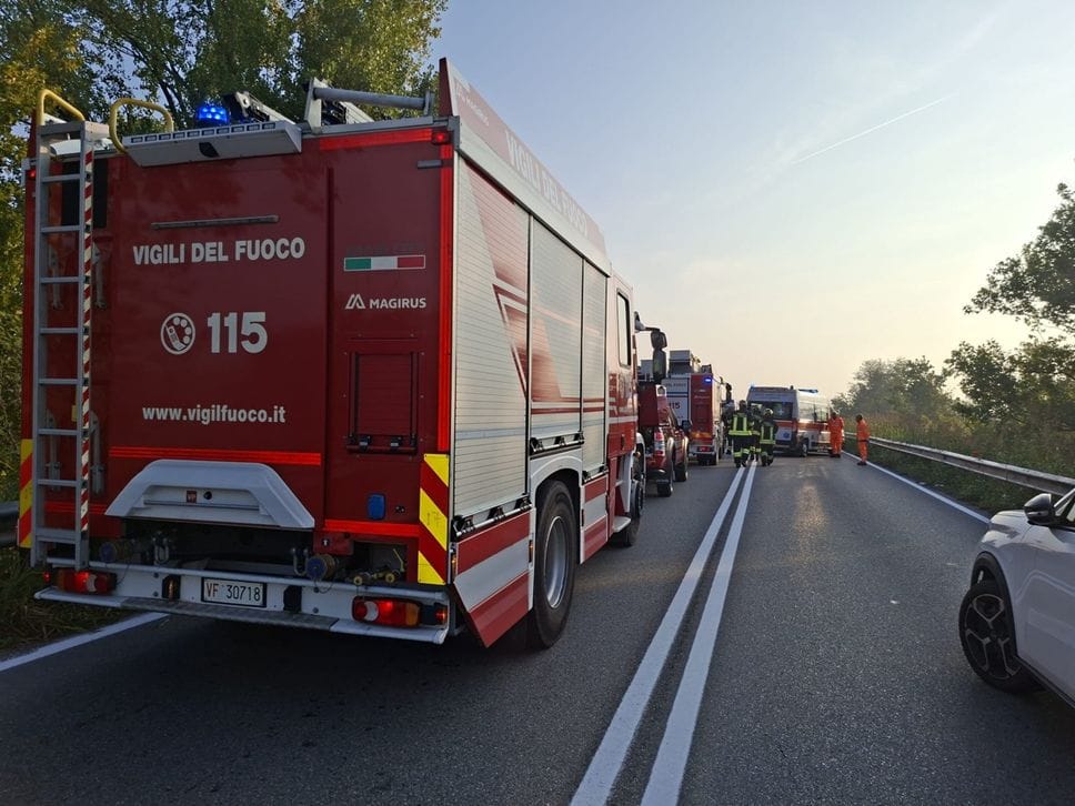 Caravaggio, schianto tra un furgone e due auto: muore 62enne. Rivoltana chiusa