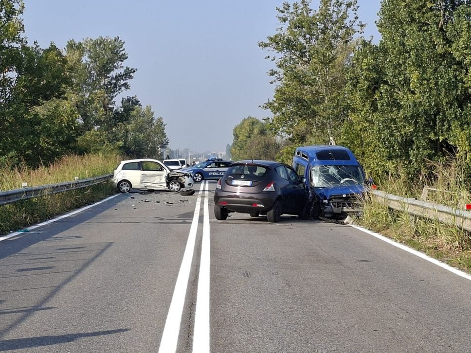 Caravaggio, schianto tra un furgone e due auto: muore 62enne. Rivoltana chiusa