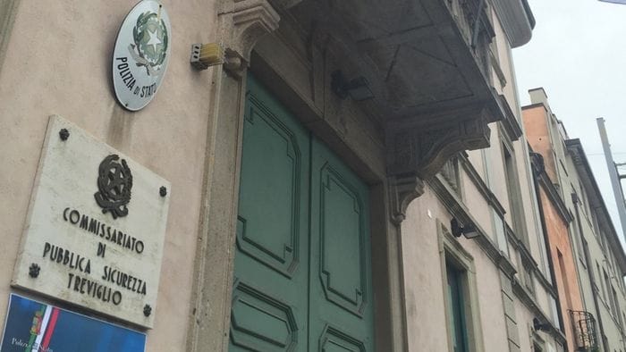 https://storage.ecodibergamo.it/media/photologue/2026/10/15/photos/cache/falso-ispettore-fa-versare-48300-euro-la-polizia-blocca-il-denaro-video_e831ac98-c88f-11f1-8bdb-37215fad3e4a_1920_1080_v3_large_16_9.jpg