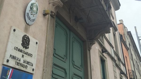 Falso ispettore fa versare 48.300 euro: la Polizia blocca il denaro - Video
