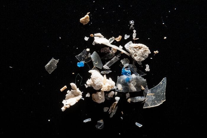 Le microplastiche a contatto con l'acqua generano molecole dannose