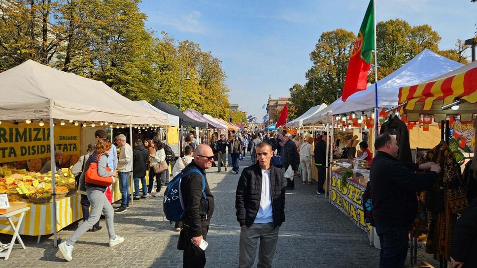 Mercatanti in Fiera: già in tanti agli stand. Sul Sentierone fino a domenica - Info e foto