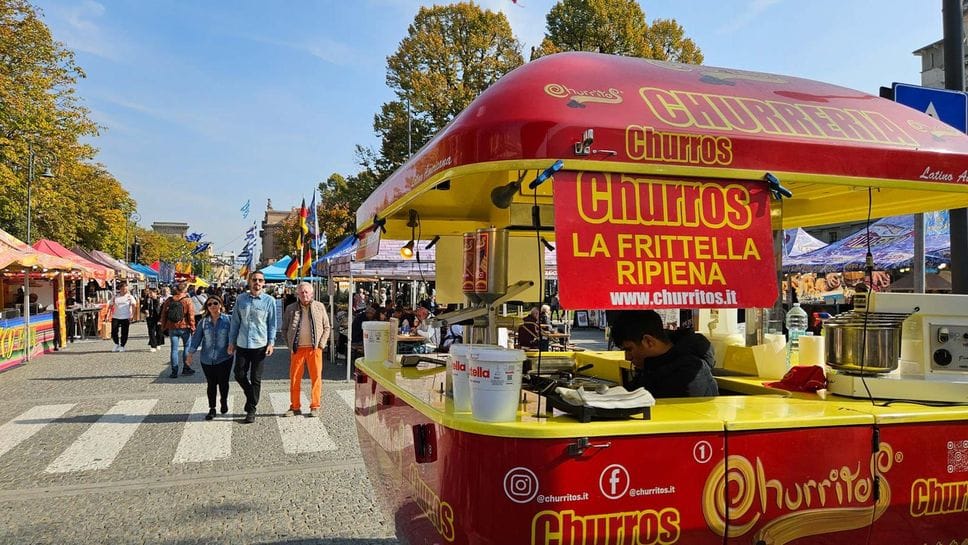 Mercatanti in Fiera: già in tanti agli stand. Sul Sentierone fino a domenica - Info e foto