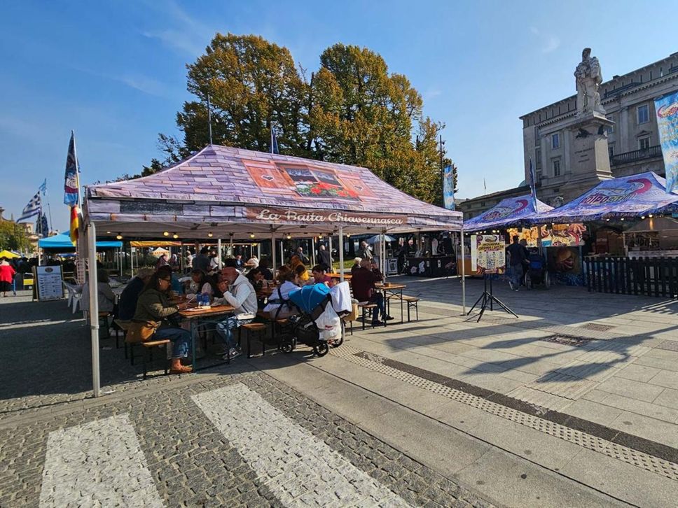 Mercatanti in Fiera: già in tanti agli stand. Sul Sentierone fino a domenica - Info e foto