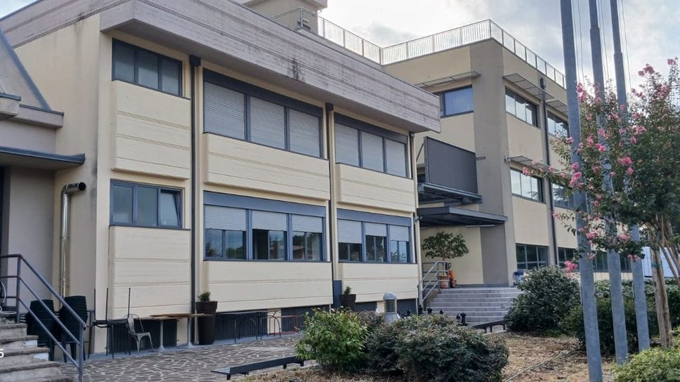 Punta coltello alla gola a un compagno di classe: sedicenne denunciato