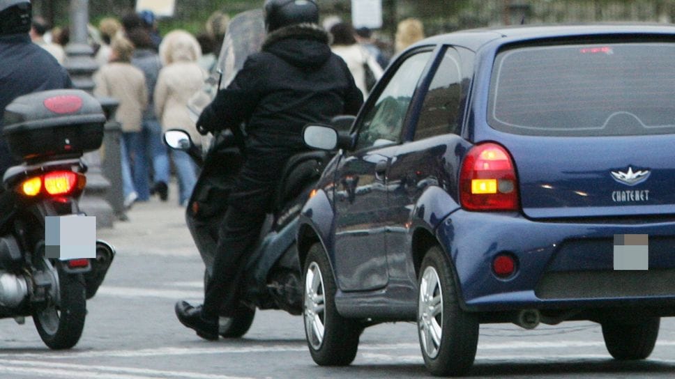 Stretta sulle minicar truccate, arrivano le targhe personalizzate
