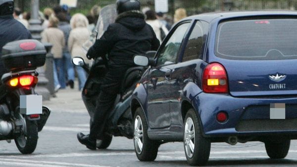 Stretta sulle minicar truccate, arrivano le targhe personalizzate