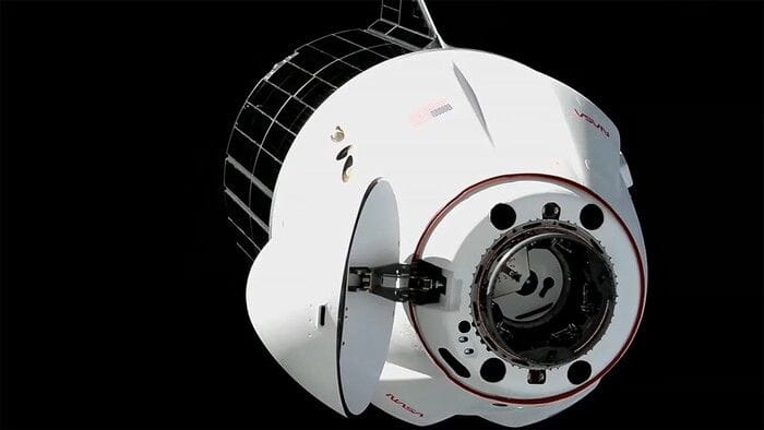 Dragon agganciato alla Iss, a bordo anche un ecosistema con alghe e gamberi