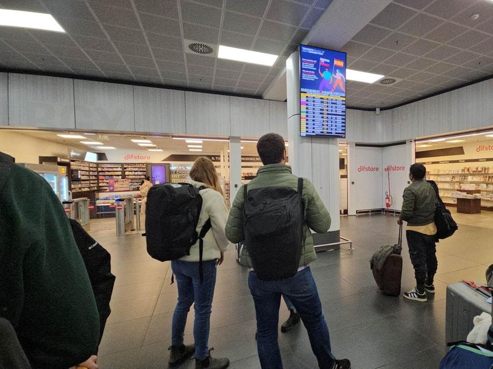 Guasto al sistema di controllo aereo, voli in ritardo in tutta Italia. Disagi anche a Orio al Serio: 19 voli cancellati - Video
