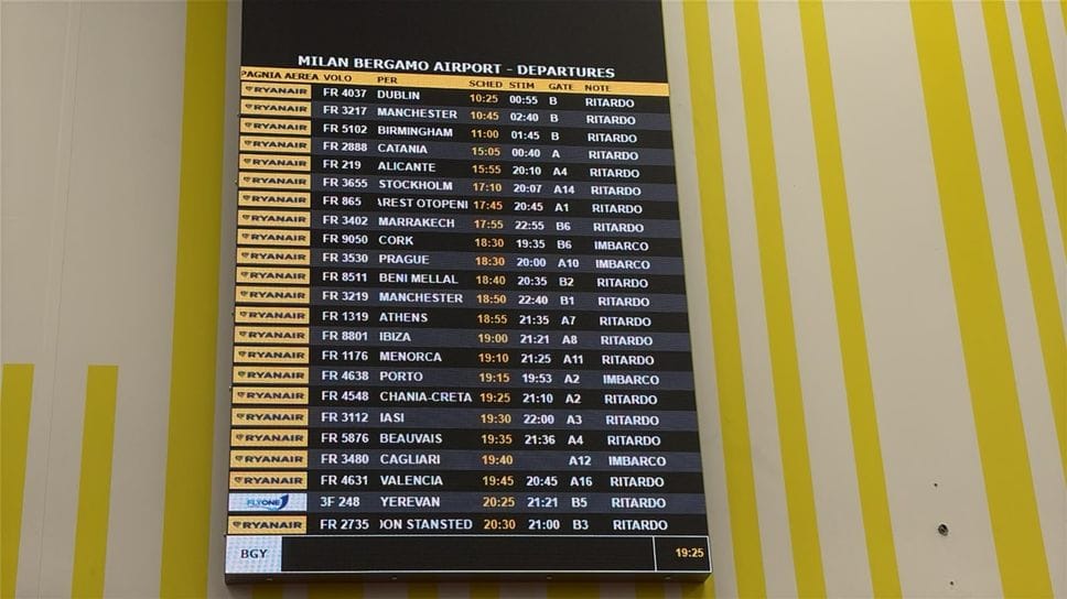 Guasto al sistema di controllo aereo, voli in ritardo in tutta Italia. Disagi anche a Orio al Serio: 19 voli cancellati - Video