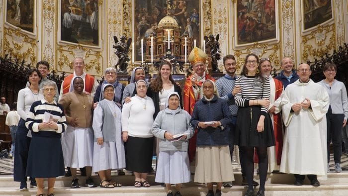 https://storage.ecodibergamo.it/media/photologue/2026/10/16/photos/cache/il-vescovo-ai-dieci-nuovi-missionari-costruite-amore-e-fraternita_e273911e-c9a1-11f1-8bdb-37215fad3e4a_1920_1080_v3_large_16_9.jpg