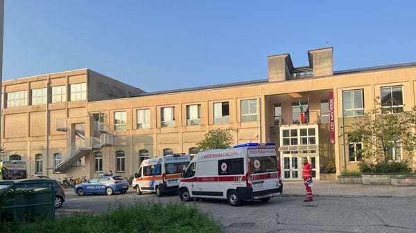Spray al peperoncino in classe nella succursale del Mamoli: 21 persone intossicate, due classi evacuate - Video