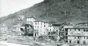Torna in Valle e dona al Comune la casa sul masso che salvò Dezzo
