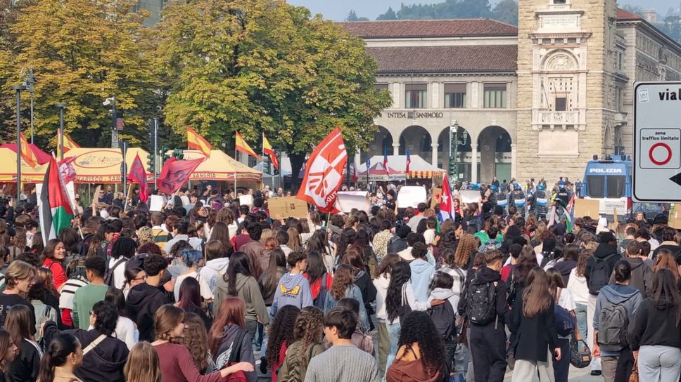 Corteo degli studenti in centro per una scuola migliore e contro la guerra. Vandalismi e tensioni con la Polizia: due arresti - Foto e video