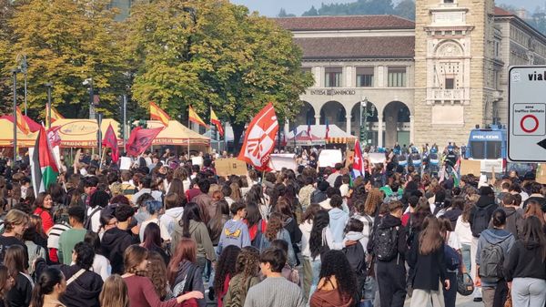 Corteo degli studenti in centro per una scuola migliore e contro la guerra. Vandalismi e tensioni con la Polizia: una decina di giovani in Questura - Foto e video