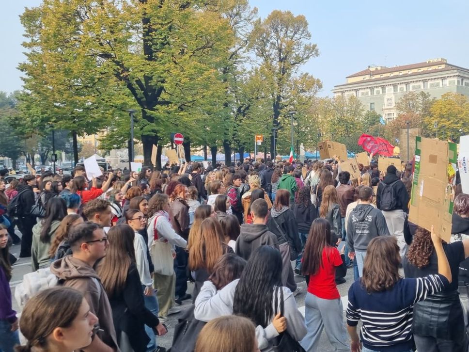 Corteo degli studenti in centro per una scuola migliore e contro la guerra. Vandalismi e tensioni con la Polizia: due arresti - Foto e video
