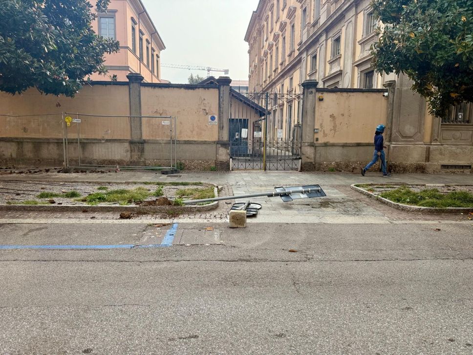 Corteo degli studenti in centro per una scuola migliore e contro la guerra. Vandalismi e tensioni con la Polizia: due arresti - Foto e video
