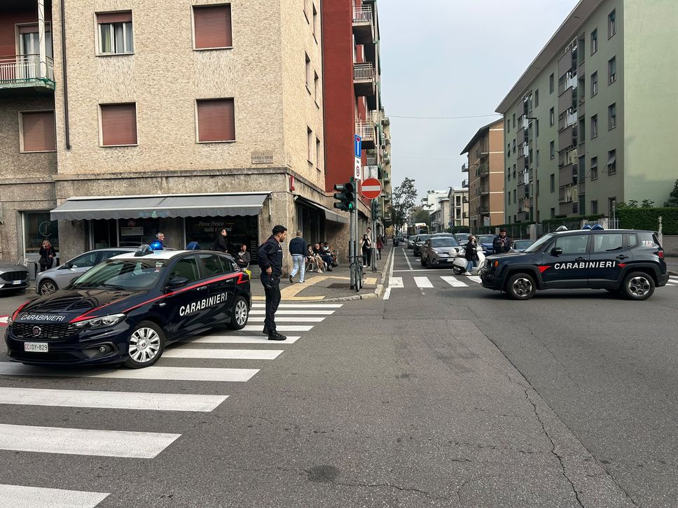 Corteo degli studenti in centro per una scuola migliore e contro la guerra. Vandalismi e tensioni con la Polizia: due arresti - Foto e video