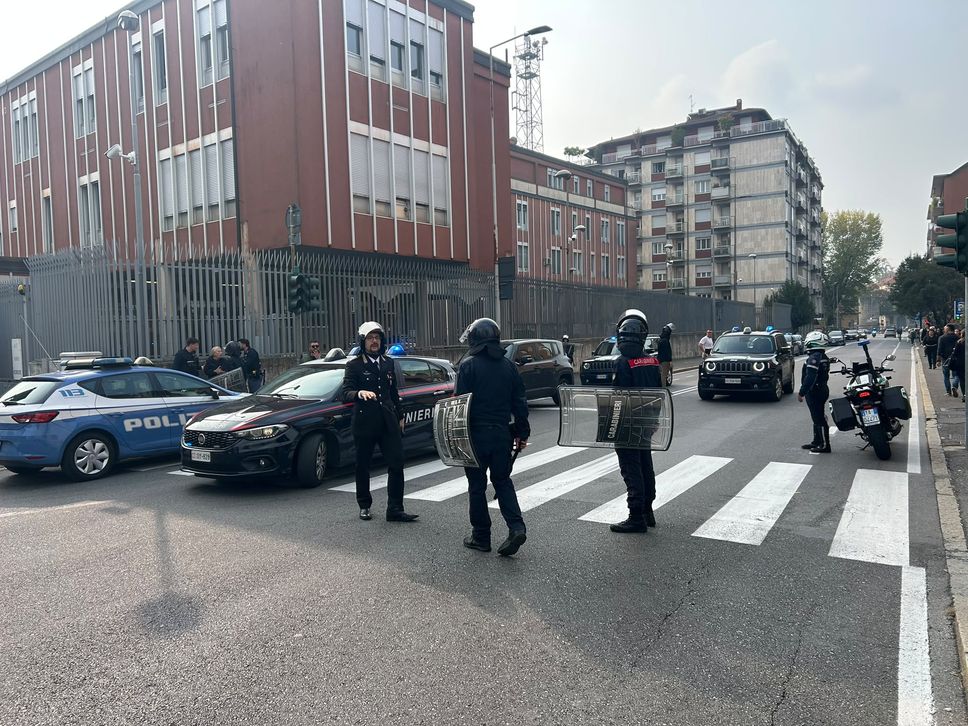 Corteo degli studenti in centro per una scuola migliore e contro la guerra. Vandalismi e tensioni con la Polizia: due arresti - Foto e video