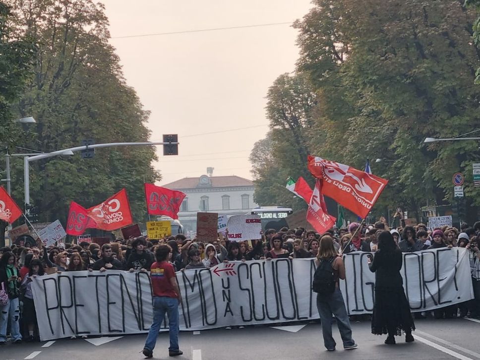 Corteo degli studenti in centro per una scuola migliore e contro la guerra. Vandalismi e tensioni con la Polizia: due arresti - Foto e video