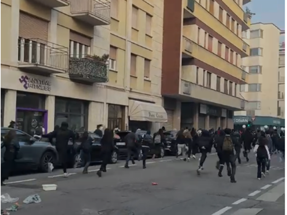 Corteo degli studenti in centro per una scuola migliore e contro la guerra. Vandalismi e tensioni con la Polizia: due arresti - Foto e video