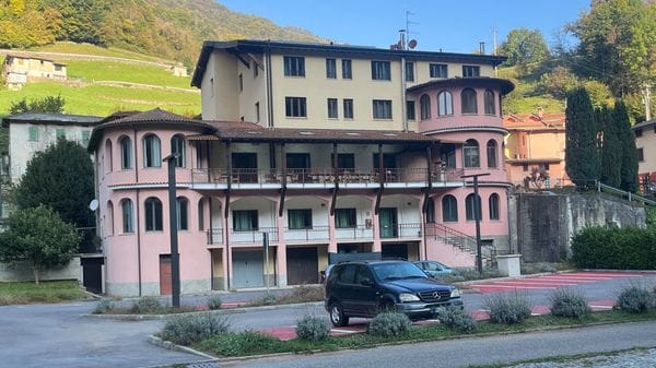 «Costi insostenibili» l’ex ostello dei Tasso a Camerata Cornello chiude dopo 8 anni