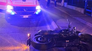 Grumello, 16enne investito da una moto mentre attraversa la strada: ferito anche il conducente