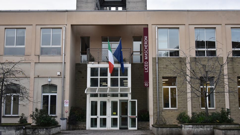 Liceo Mascheroni, pannelli cadono in due aule