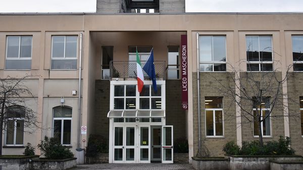 Liceo Mascheroni, pannelli cadono in due aule