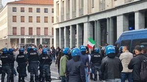 La violenza oscura le ragioni della protesta studentesca: due arresti a Bergamo. L’assessore: «I veri penalizzati sono i giovani pacifici»