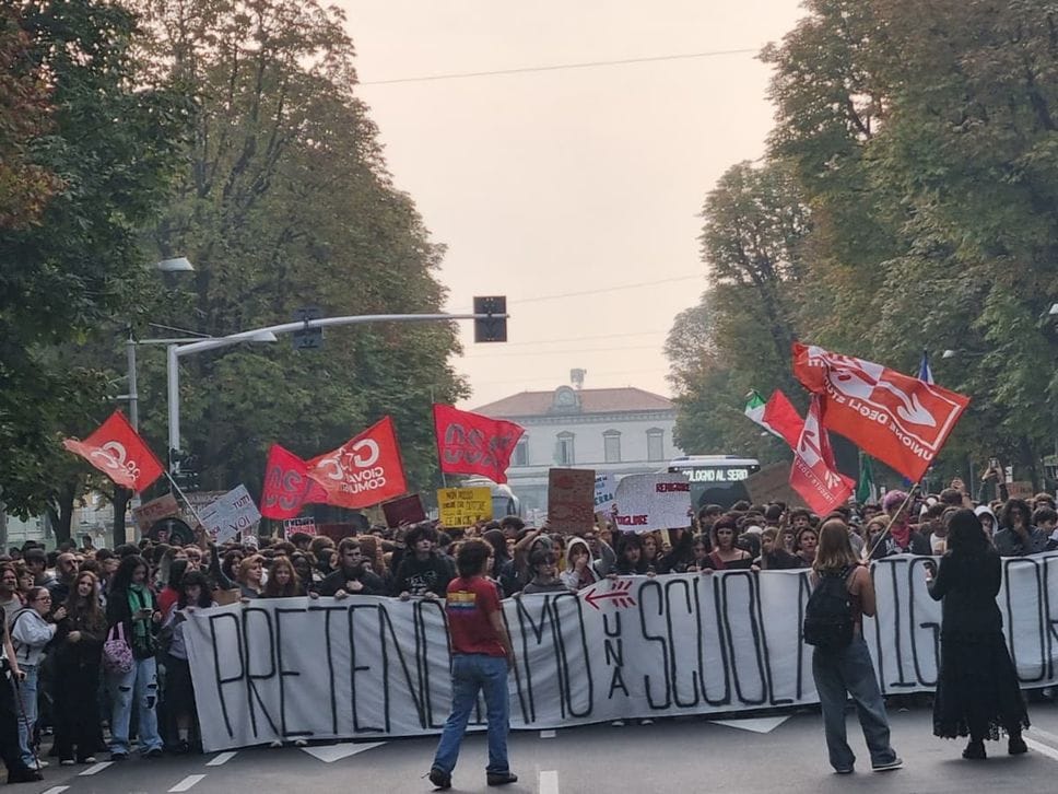 La violenza oscura le ragioni della protesta studentesca: due arresti a Bergamo. L’assessore: «I veri penalizzati sono i giovani pacifici»