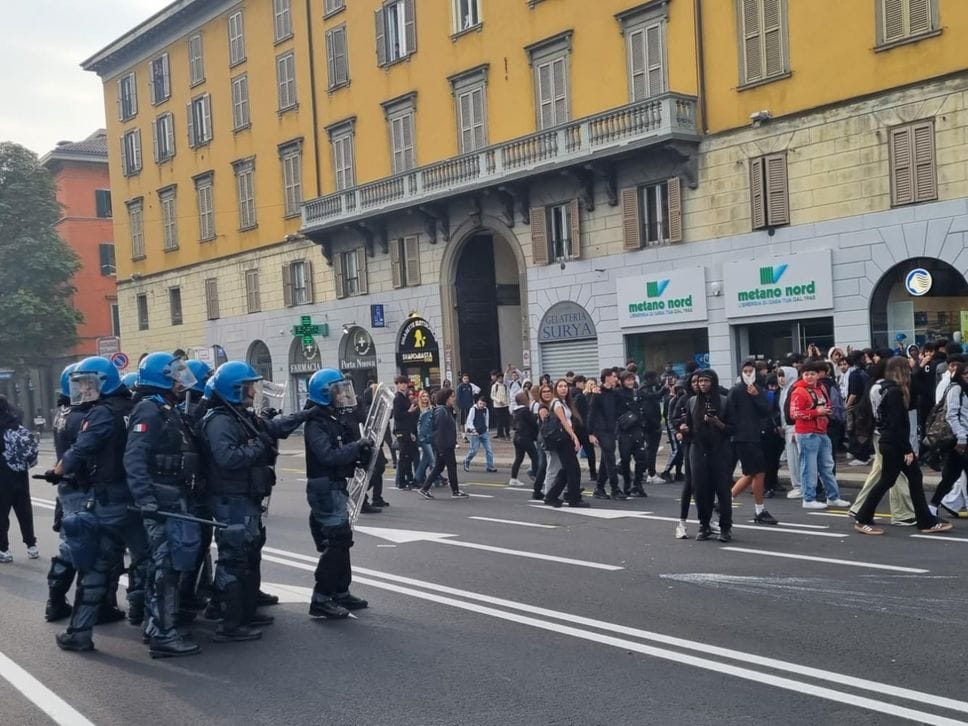 La violenza oscura le ragioni della protesta studentesca: due arresti a Bergamo. L’assessore: «I veri penalizzati sono i giovani pacifici»