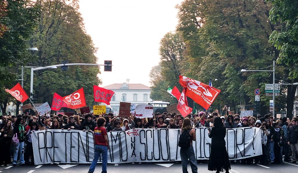 La violenza oscura le ragioni della protesta studentesca: due arresti a Bergamo. L’assessore: «I veri penalizzati sono i giovani pacifici»