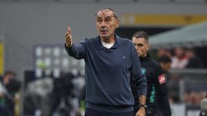 Sarri: «Tre tocchi di mano, ma visti solo quelli per il Milan e ho scoperto che si può insultare l’arbitro»