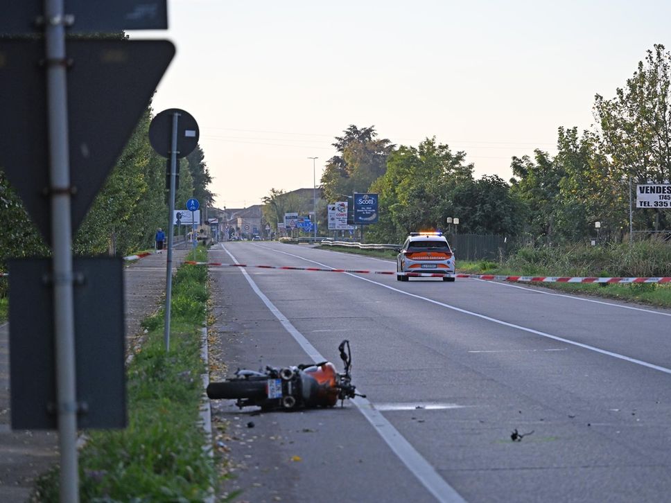 Antegnate, schianto all’alba tra un furgone e una moto fuori dal distributore di benzina: muore 35enne