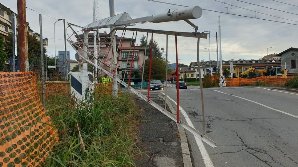 Auto attraversa il passaggio a livello e danneggia le sbarre a Boccaleone - Foto